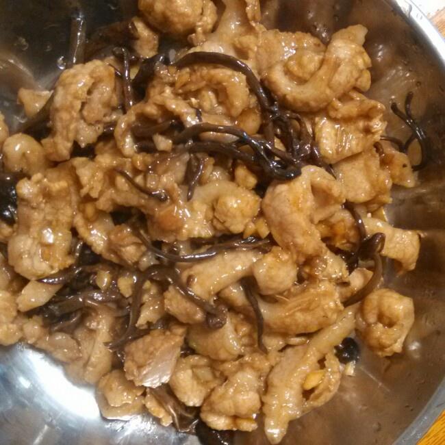 耗油茶树菇炒猪颈肉的做法
