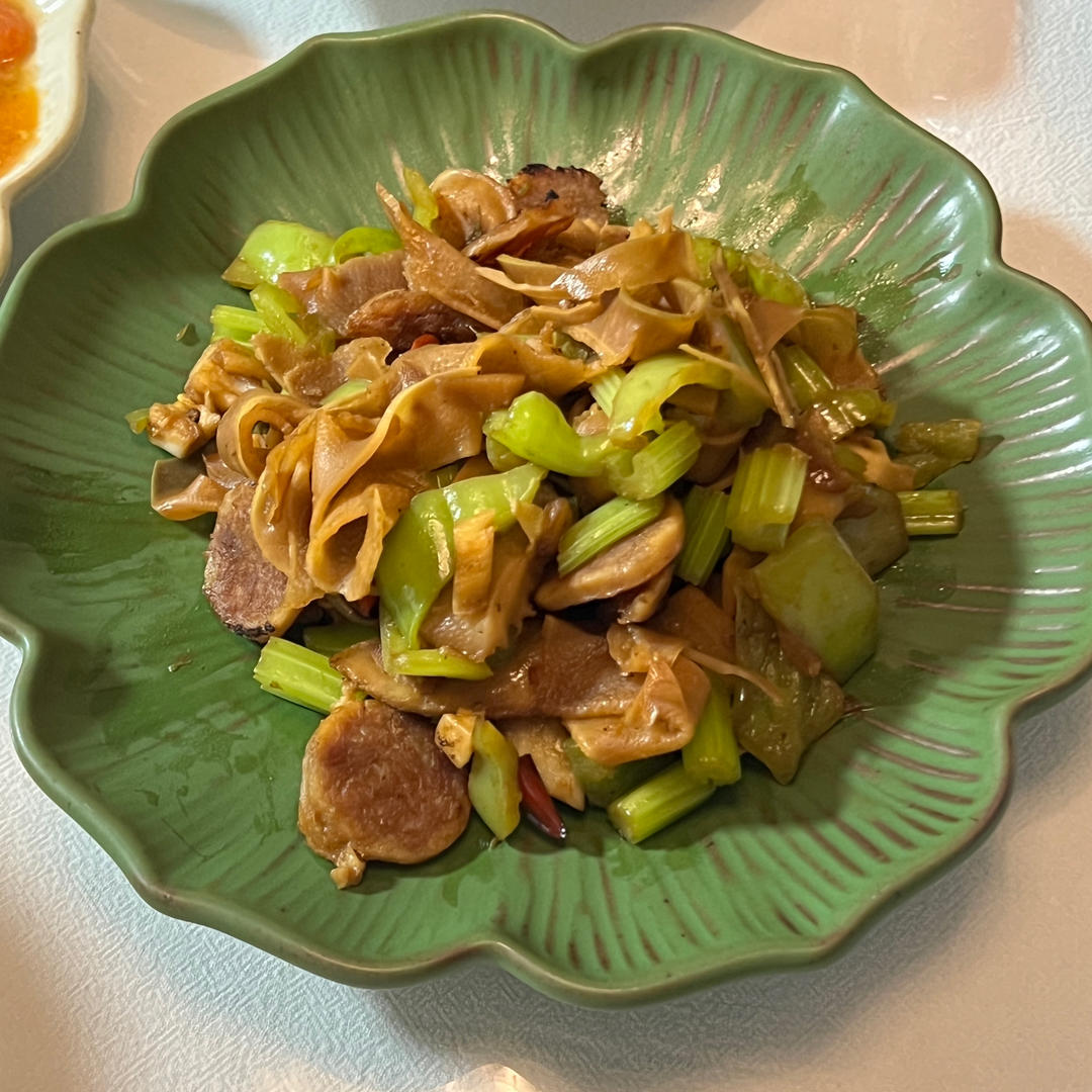 熏笋炒腊肠（青椒芹菜）的做法