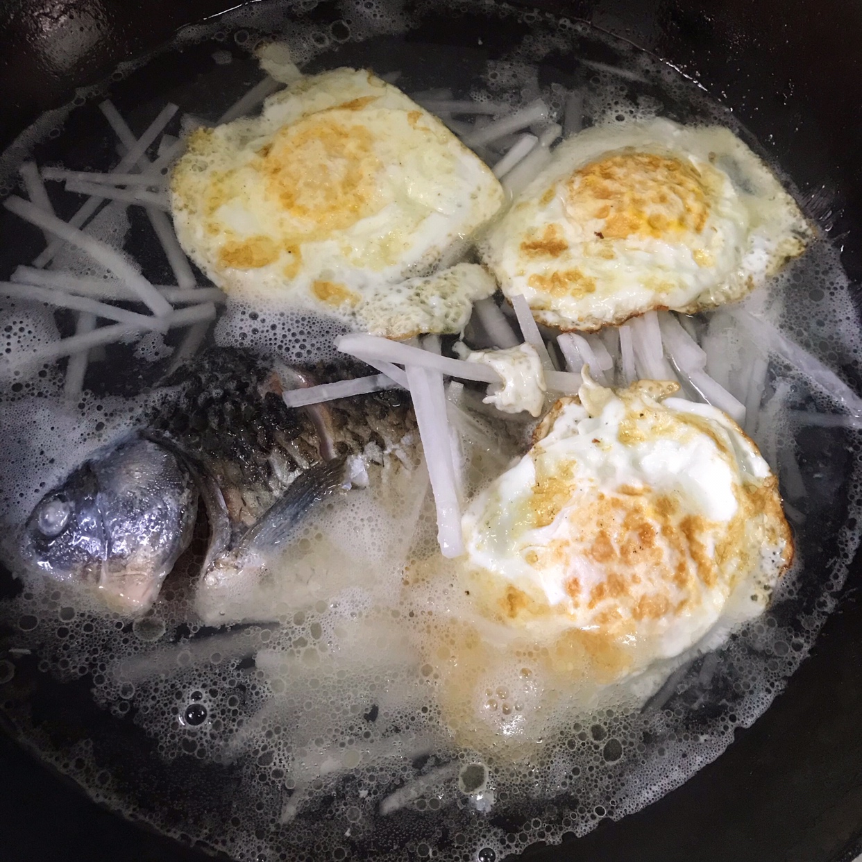 白萝卜丝荷包蛋鲫鱼汤的做法 步骤6