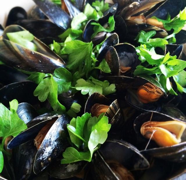Steamed mussels with wine and cream 法式奶油青口贝
