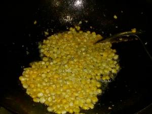 玉米炒鸡蛋的做法 步骤2