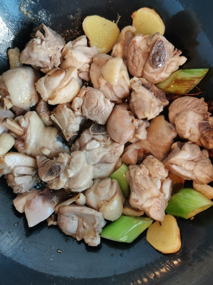 百吃不厌的鸡肉炖土豆的做法 步骤4