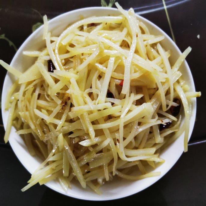 酸辣土豆丝的正宗做法，学会这三个技巧，土豆丝脆爽又下饭