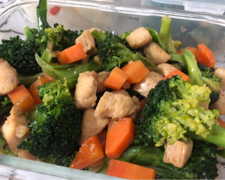 鸡胸肉炒西兰花