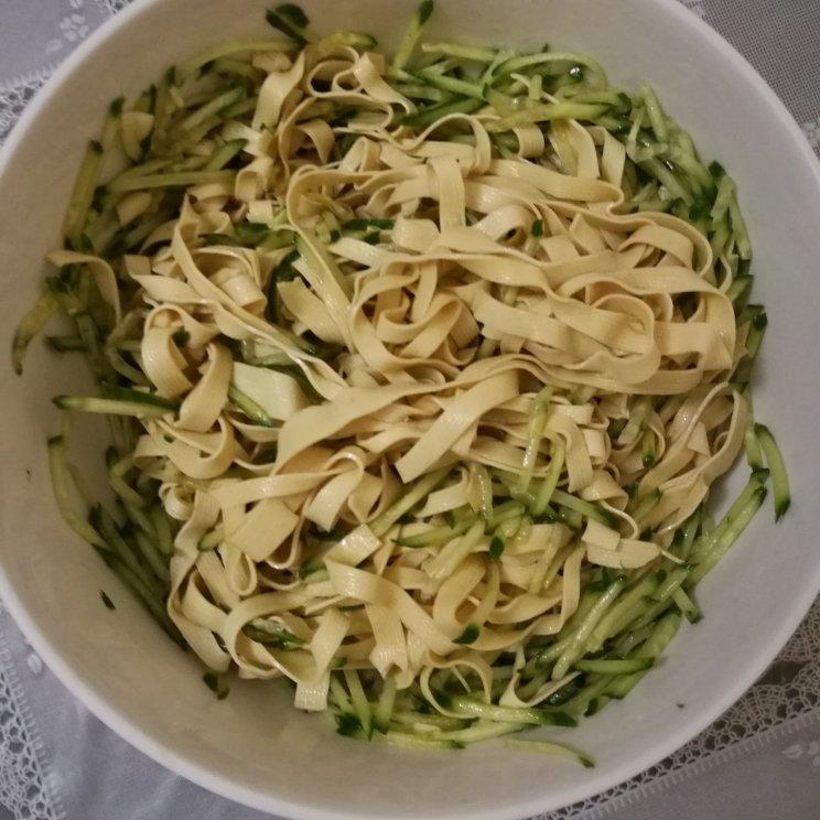 凉拌黄瓜豆腐皮