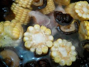 香菇玉米排骨汤的做法 步骤5