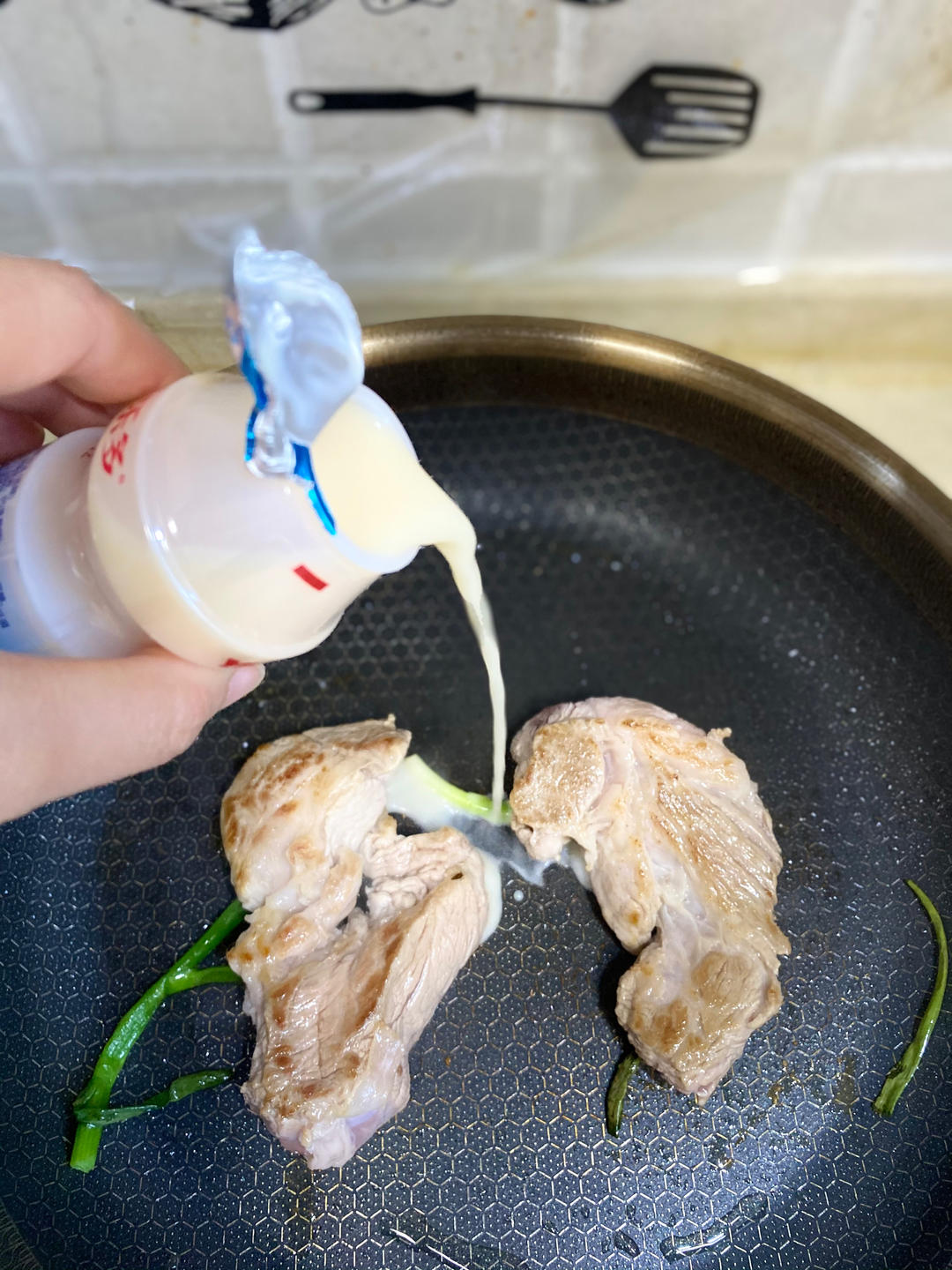 每个喜欢咸甜口的孩子必做快手菜—养乐多叉烧肉