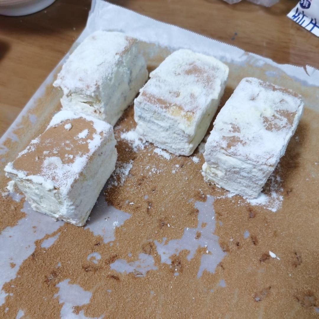 老奶油蛋糕，一口咬下去，满满小时候的味道，让人食指大动。