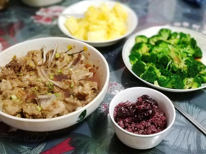 小朋友抢着吃简单且营养的清蒸排骨