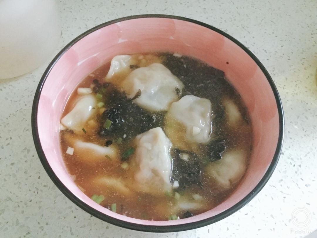 省时又便捷，没人能抗拒这碗酸汤水饺！🥟