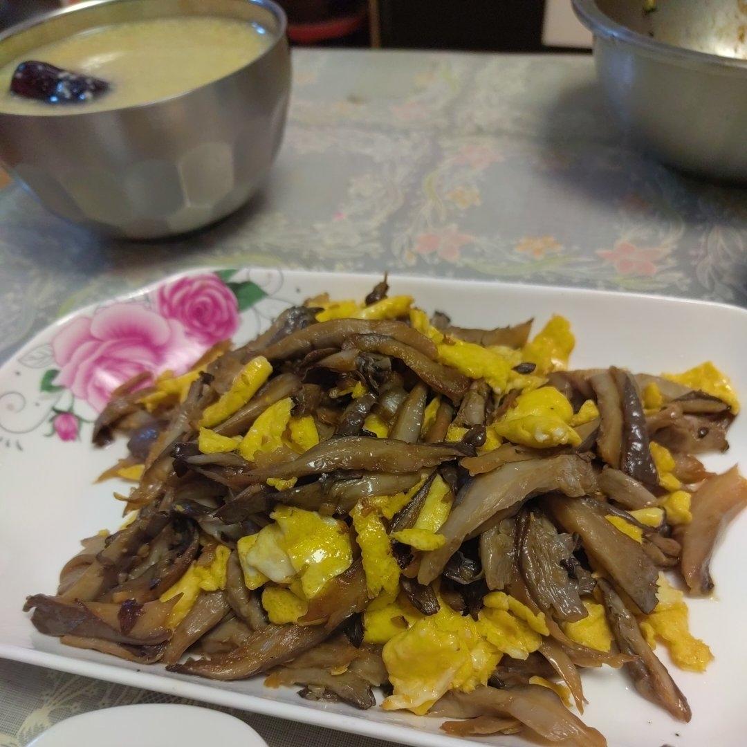 蘑菇炒鸡蛋	平菇这样炒，鲜美无比巨好吃