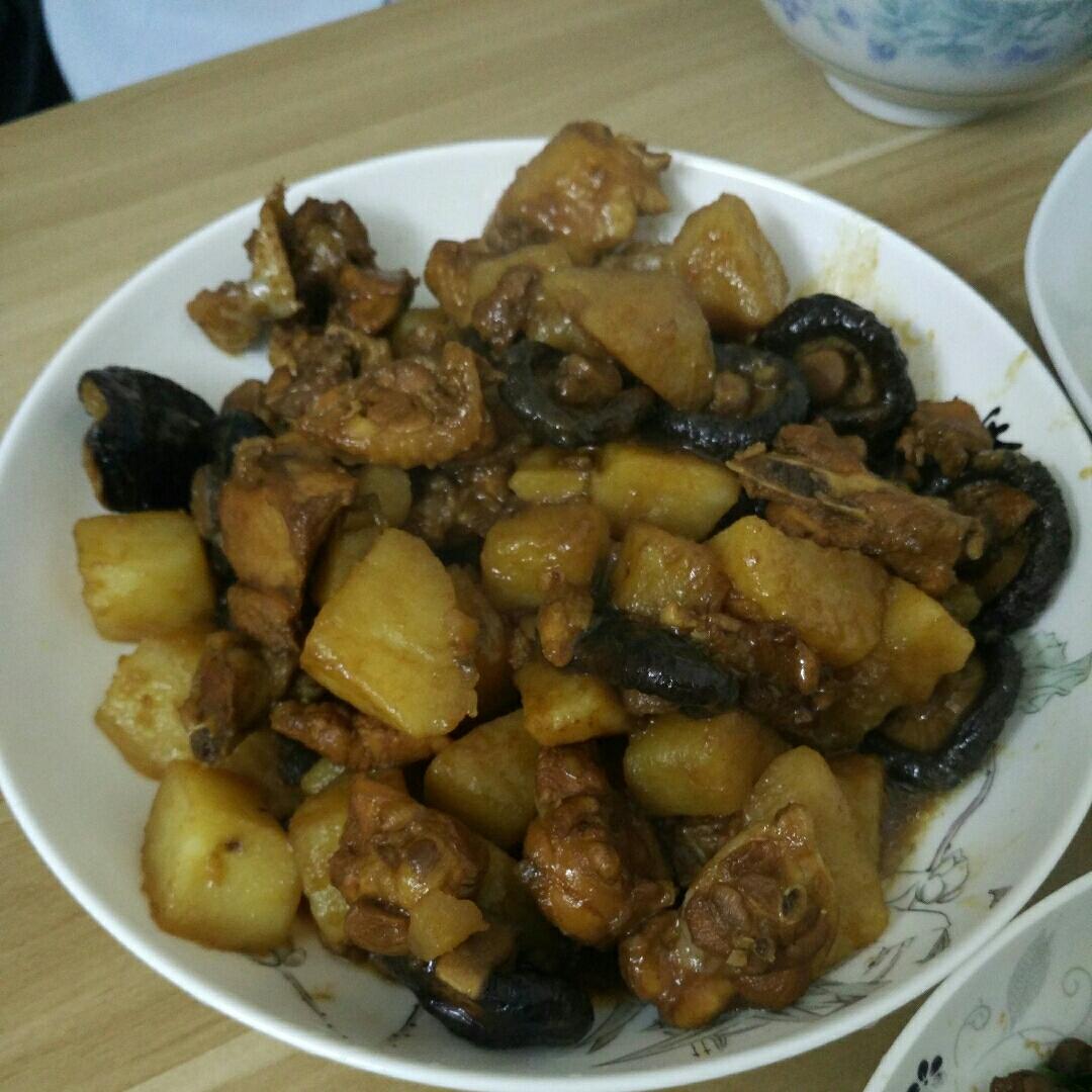 香菇鸡肉炖土豆