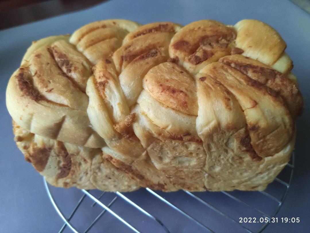 咸蛋黄肉松吐司