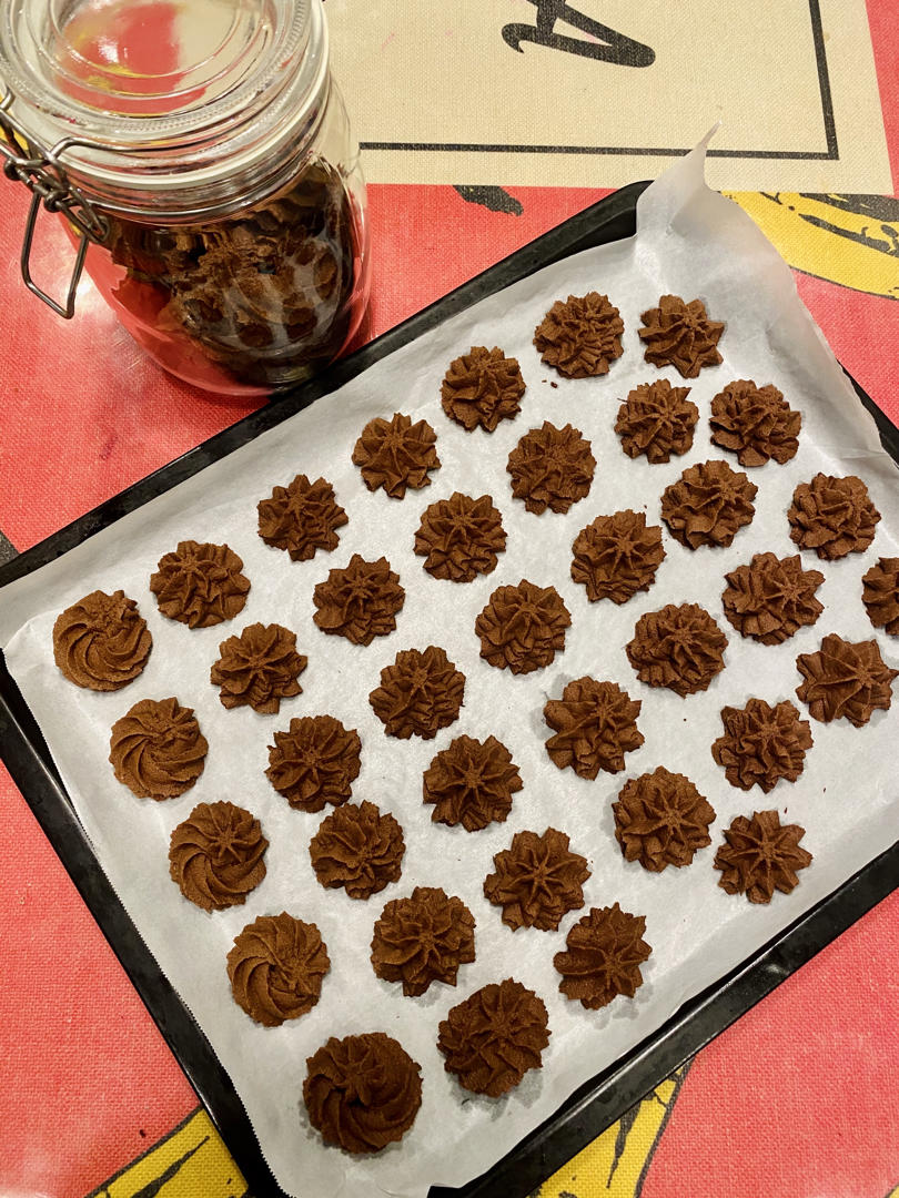 挤花毫无压力的巧克力曲奇