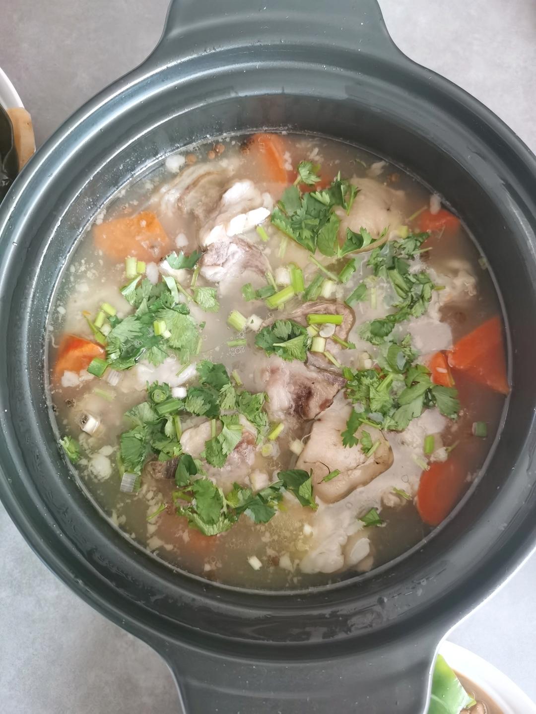 清炖羊排，老爸的拿手菜，汤鲜味浓，羊肉软烂，连萝卜都非常好吃