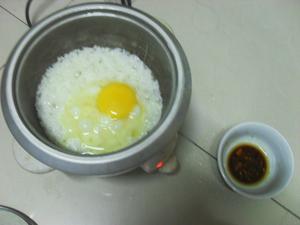 电饭锅油盐鸡蛋饭的做法 步骤2