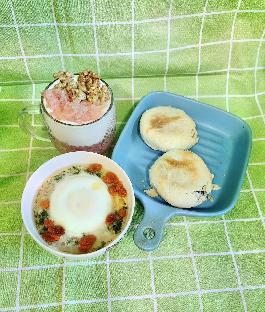 今日早餐：酸奶柚子杯，紫米酥饼，肉沫蒸蛋