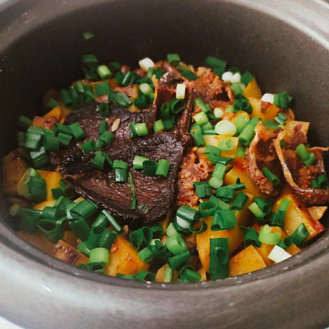 香菇土豆腊肠焖饭