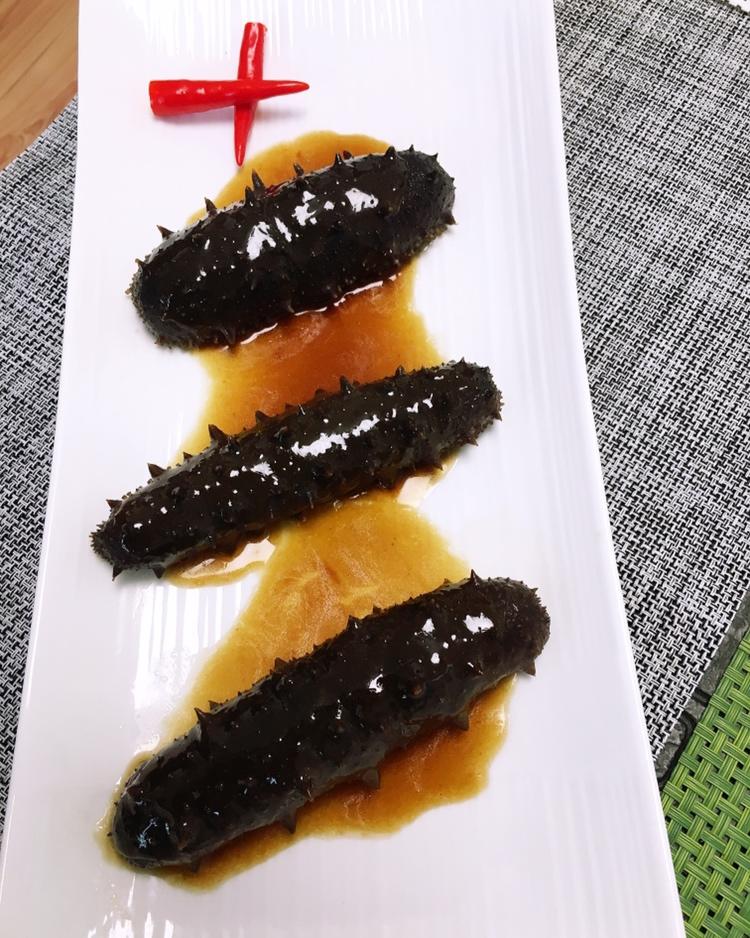 圆形的球做的葱烧海参