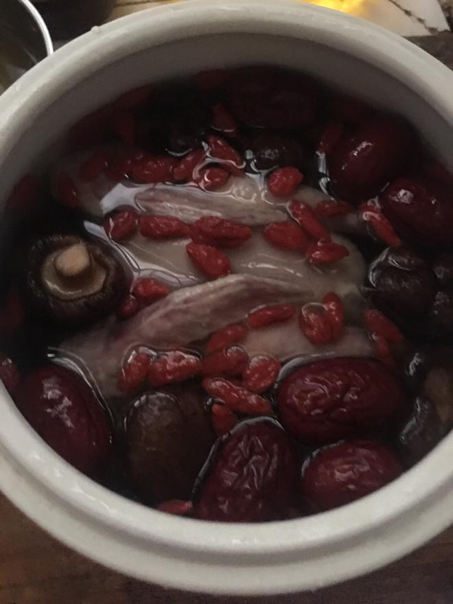 红枣枸杞鸽子汤的做法