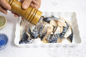 外酥里嫩！营养又美味｜椒盐挪威青花鱼的做法 步骤6