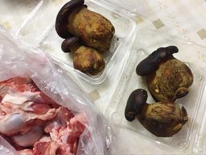 鲜牛肝菌炖猪大骨汤的做法 步骤2