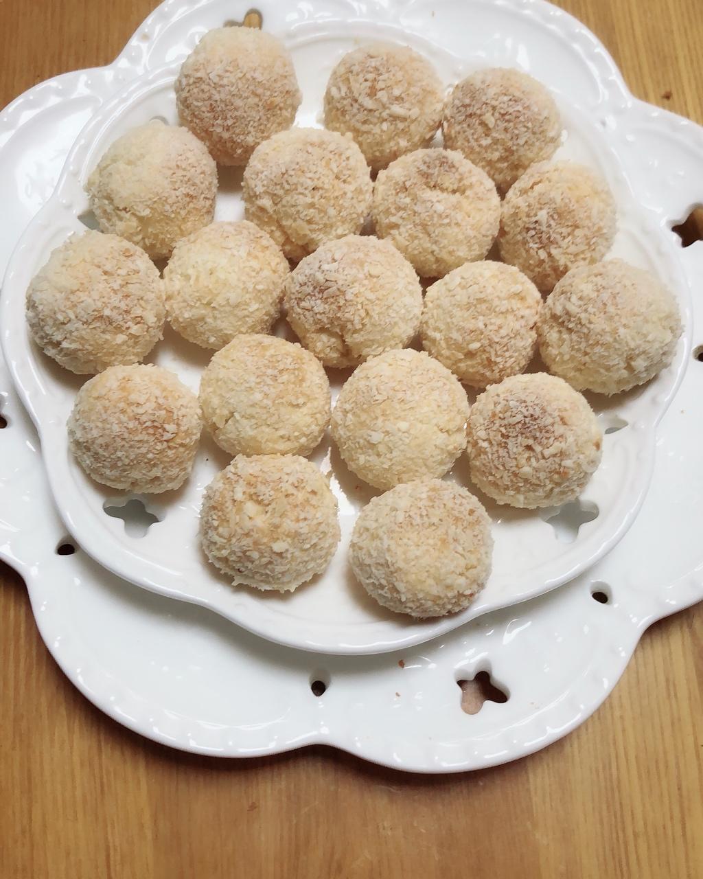 手机用户8577_9j64做的不会失败的小点心---蛋白椰蓉球