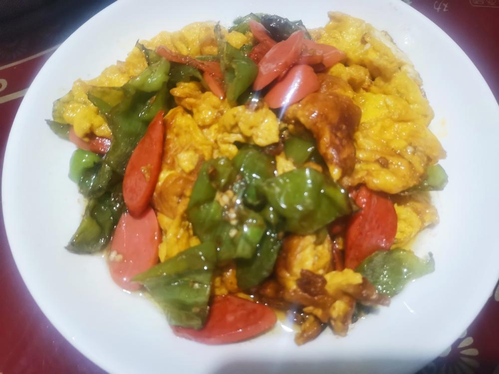 秀色可餐的青椒火腿炒鸡蛋的做法