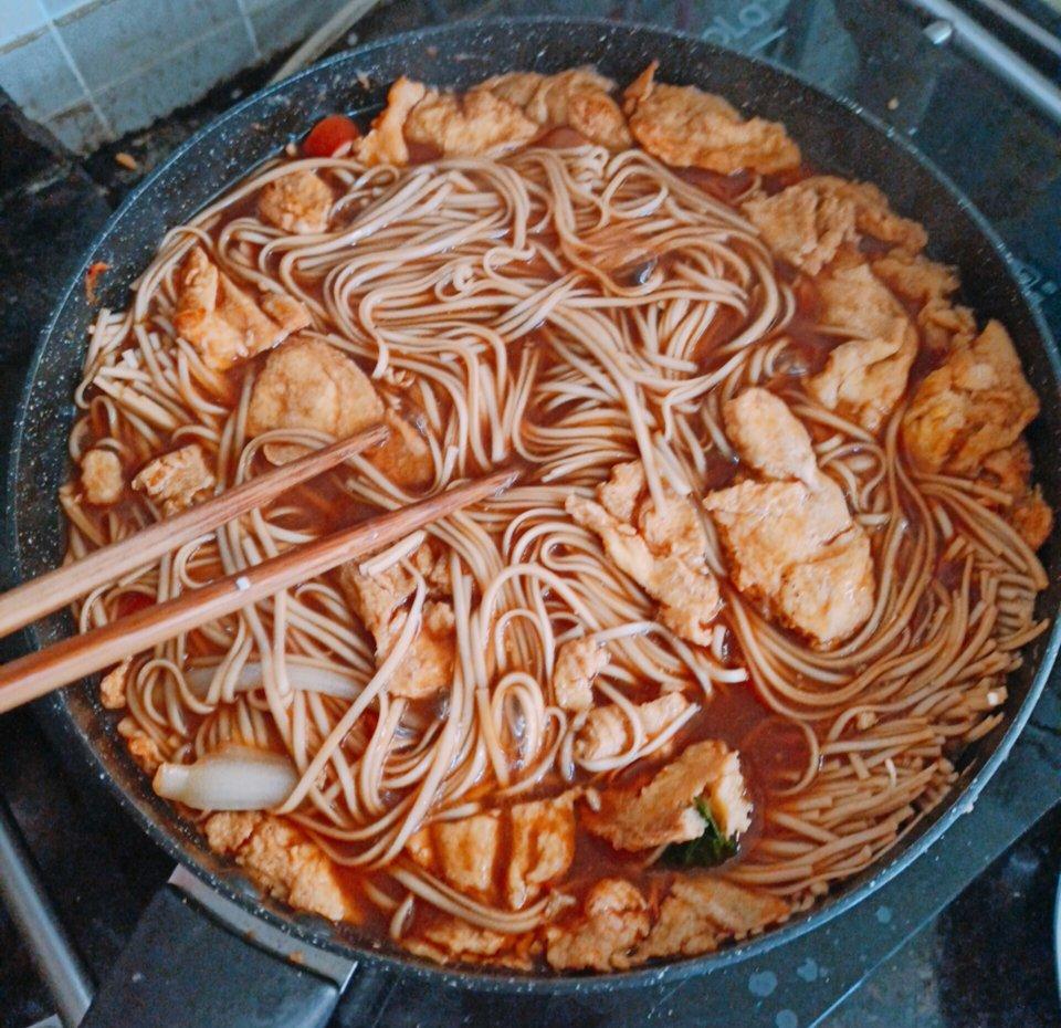 五分钟搞定❗️好吃到舔盘茄汁火腿鸡蛋焖面