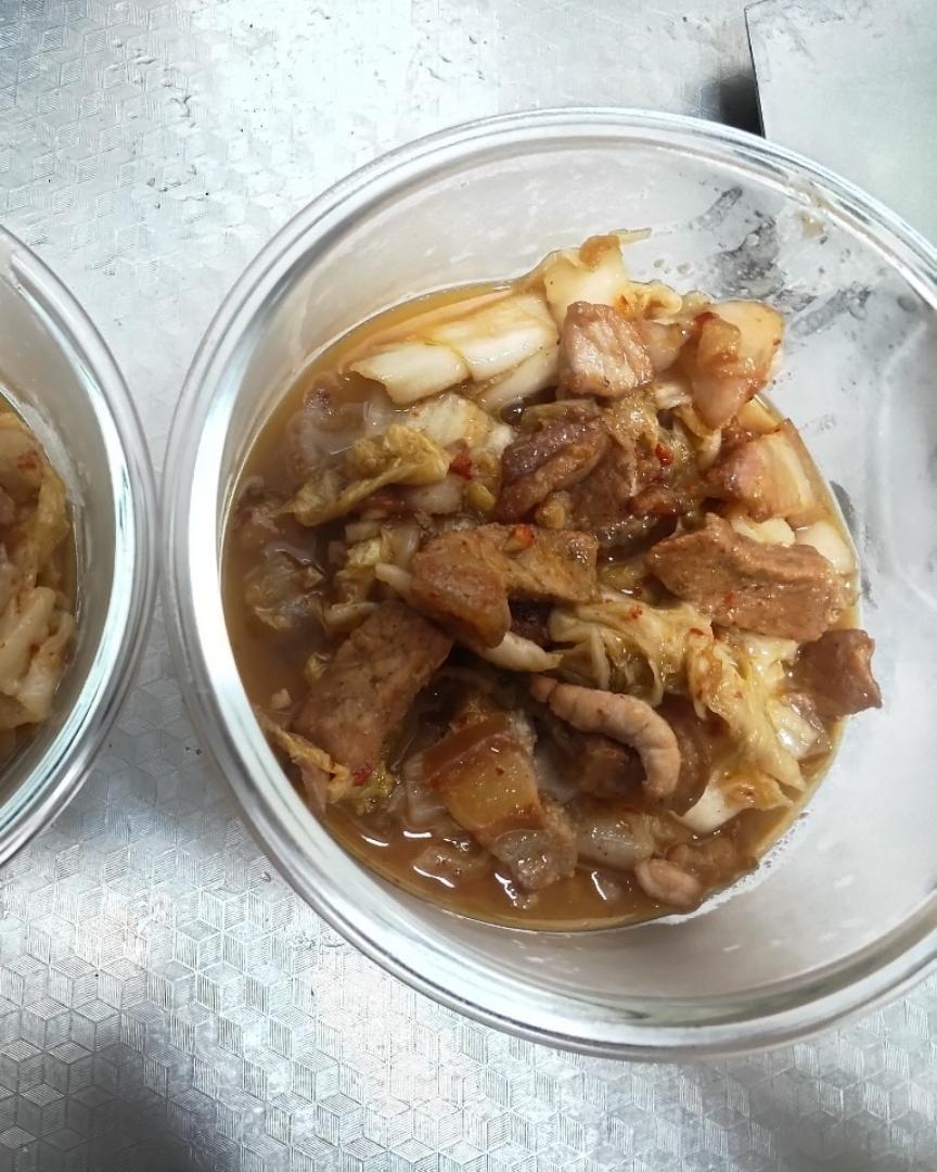 辣白菜五花肉拌饭的做法