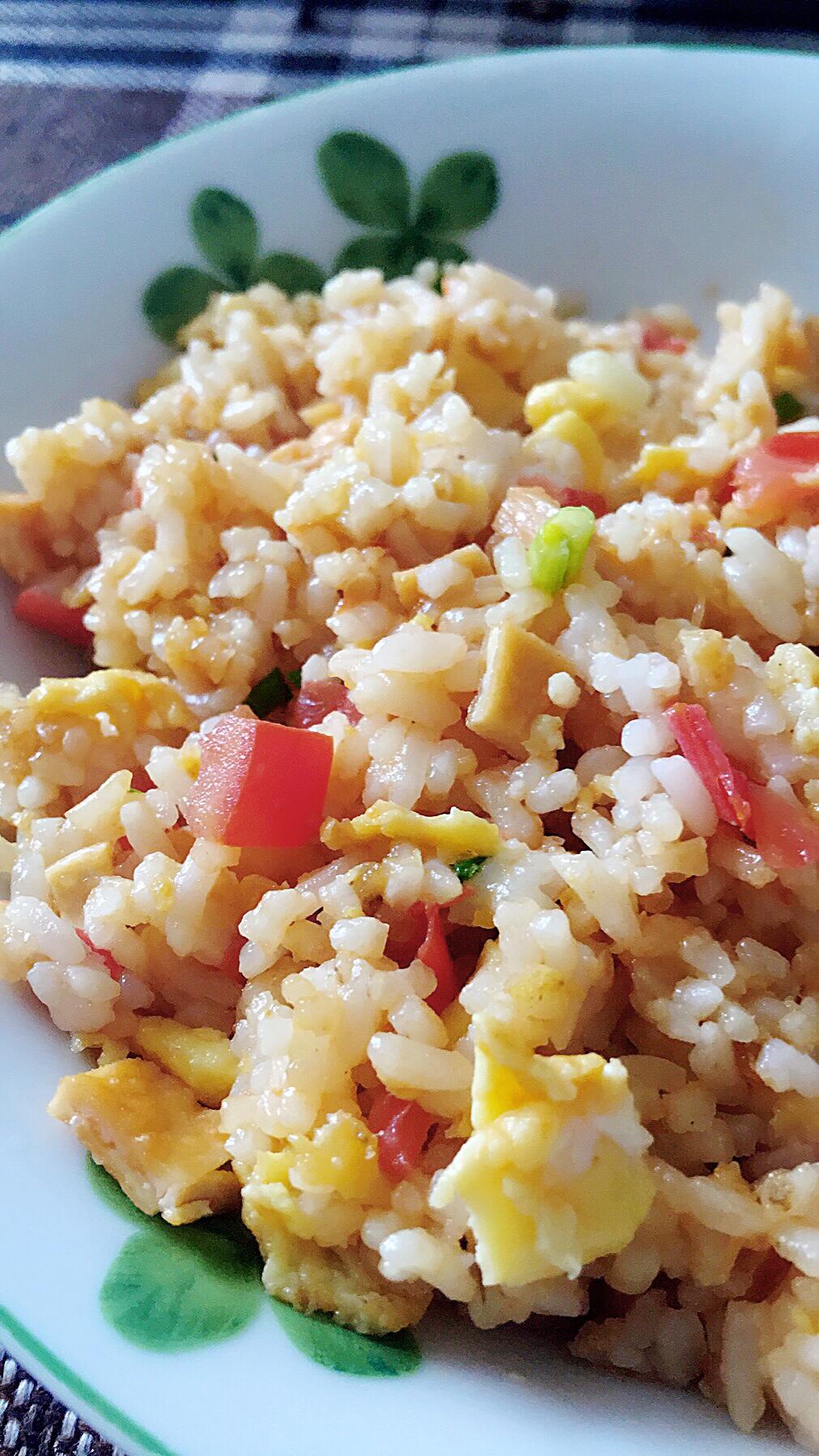 9704西红柿蛋炒饭的做法