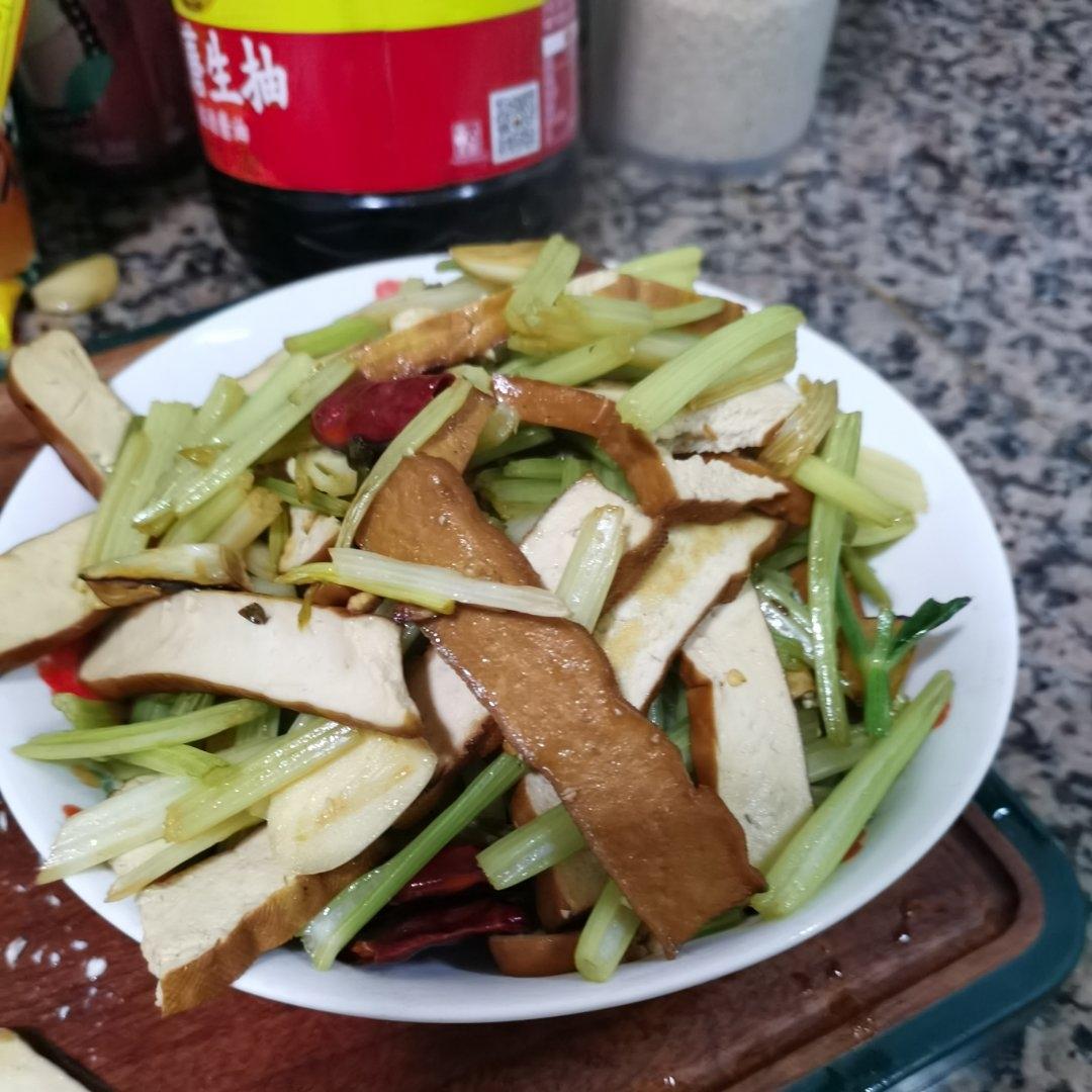 让何老师好吃到哭的同款芹菜炒香干，真的超美味