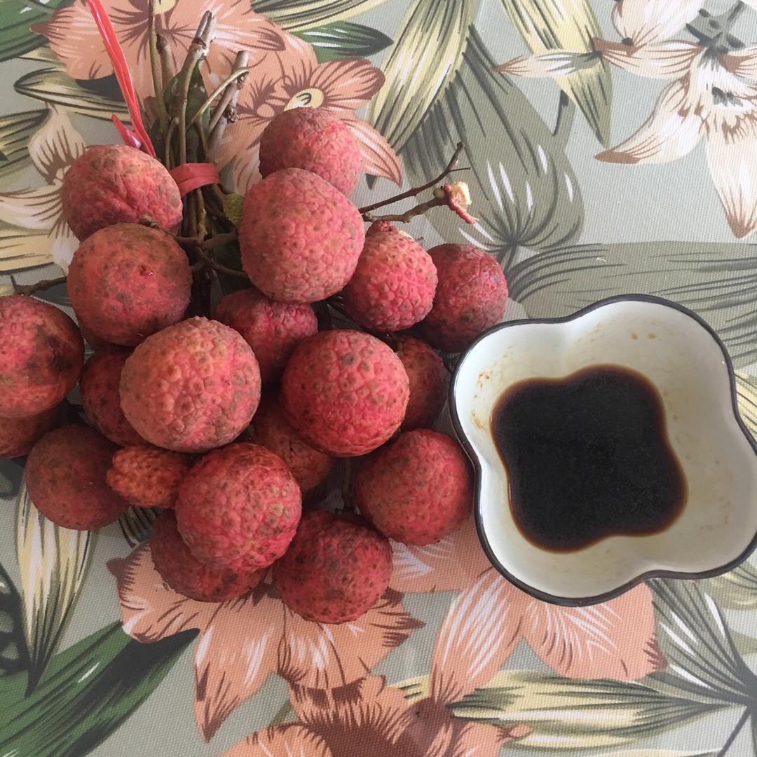 荔枝蘸酱油