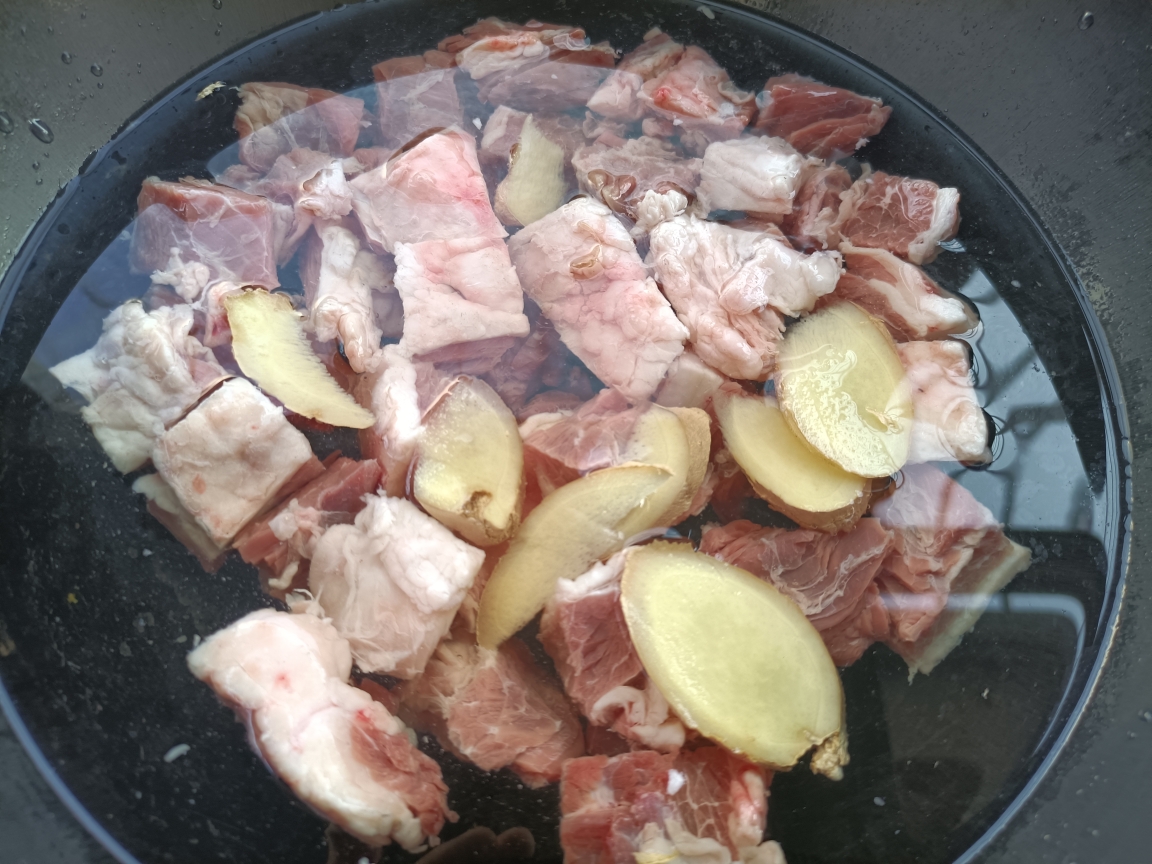 土豆腐乳焖香烧牛肉,特别好做的下饭肉菜！的做法 步骤2