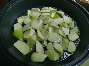 清炒丝瓜最简单的做法，不发黑不软塌塌，吃起来脆嫩可口，香的做法 步骤3