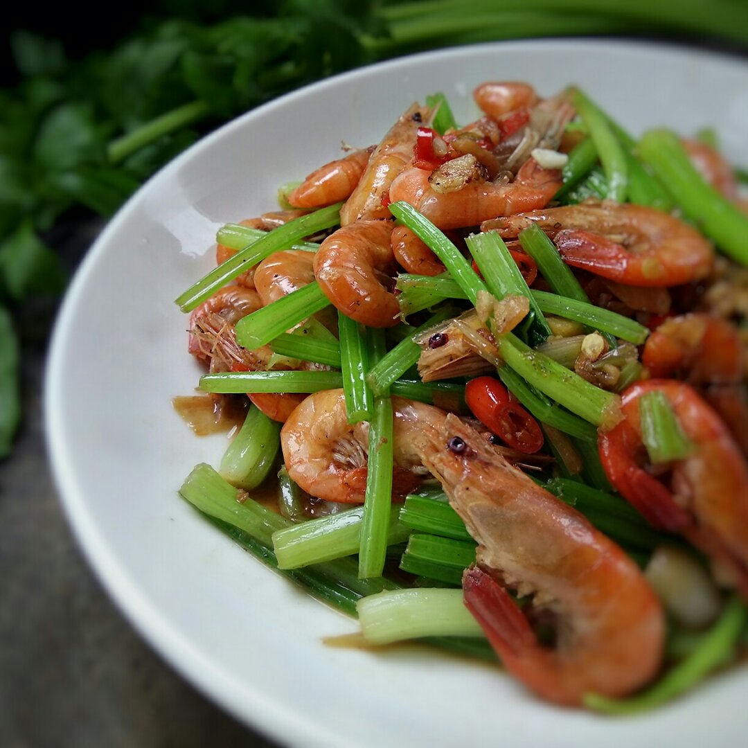 爱上烘焙的菲妈做的小芹菜炒小河虾