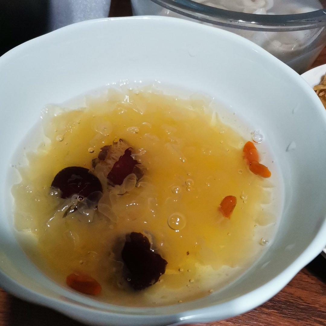 红枣枸杞银耳羹