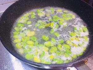 豆瓣烧豆瓣：蚕豆炒鸡蛋的做法 步骤5