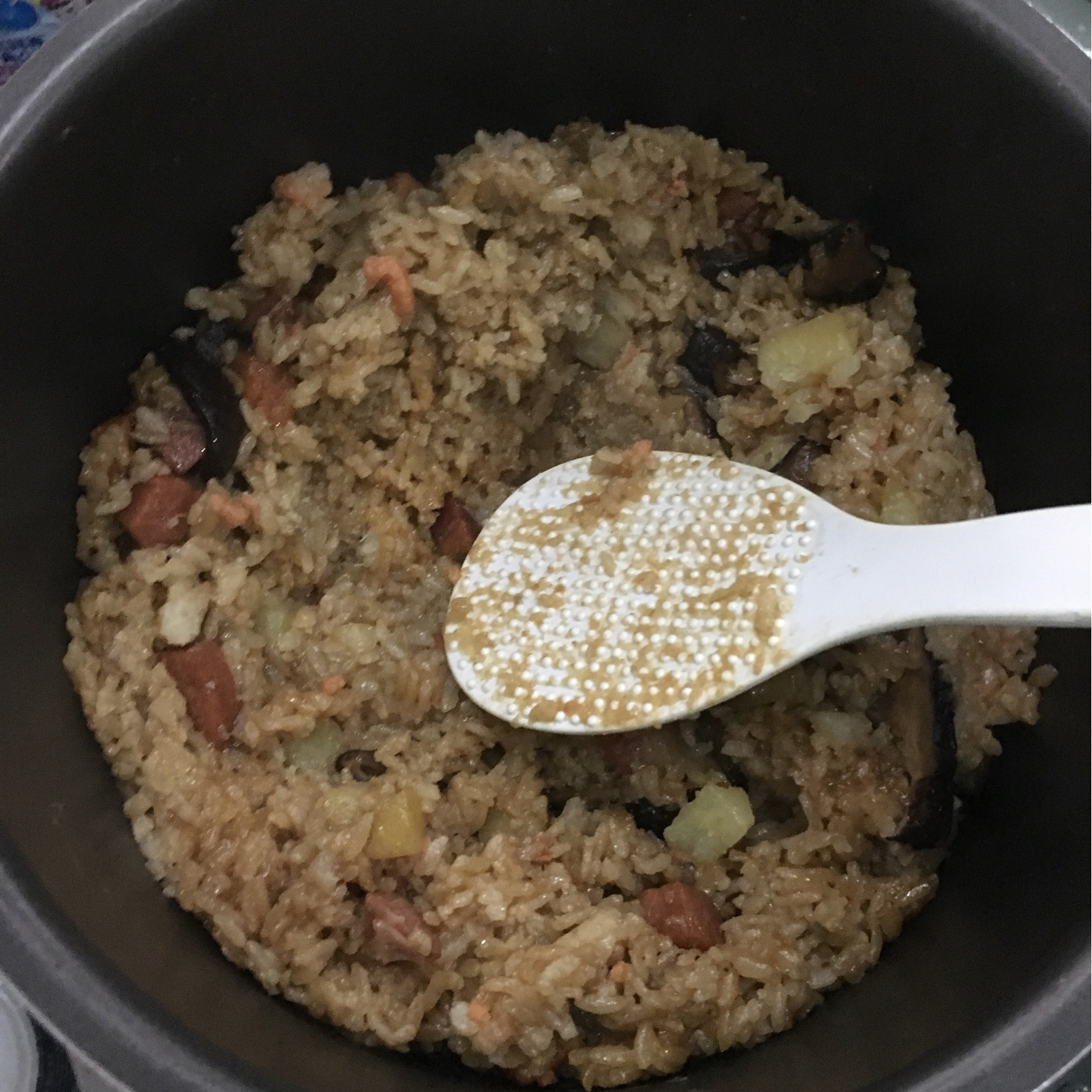 香菇土豆腊肠焖饭