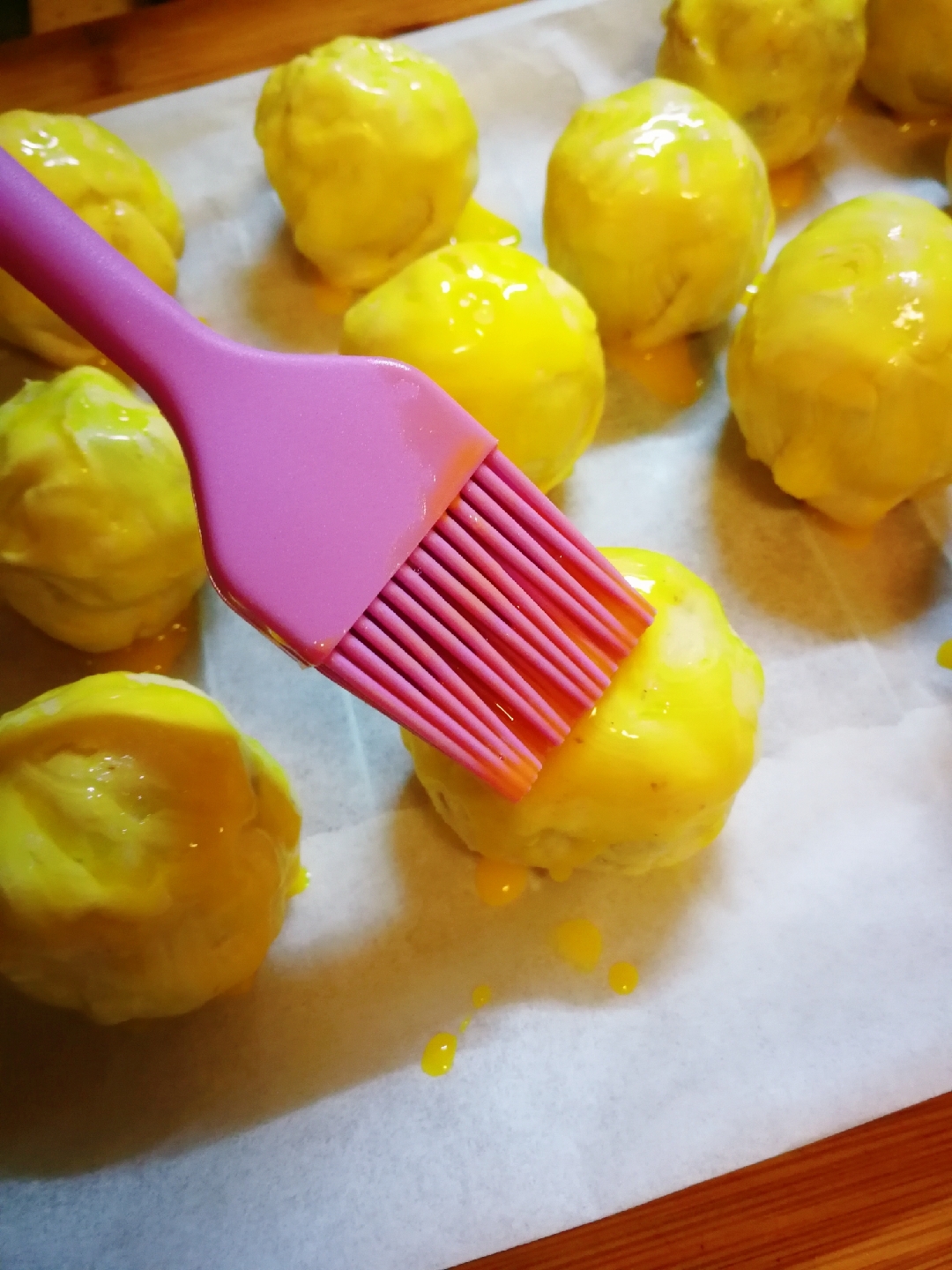 简易版紫薯蛋黄酥的做法 步骤7