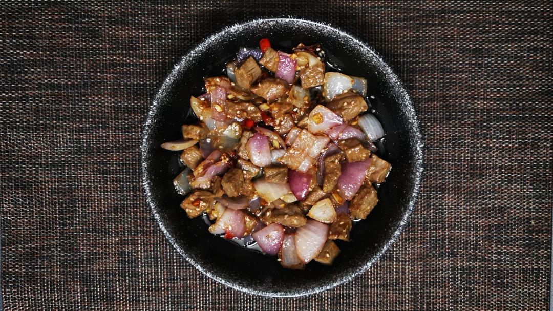 孜然洋葱炒牛肉粒