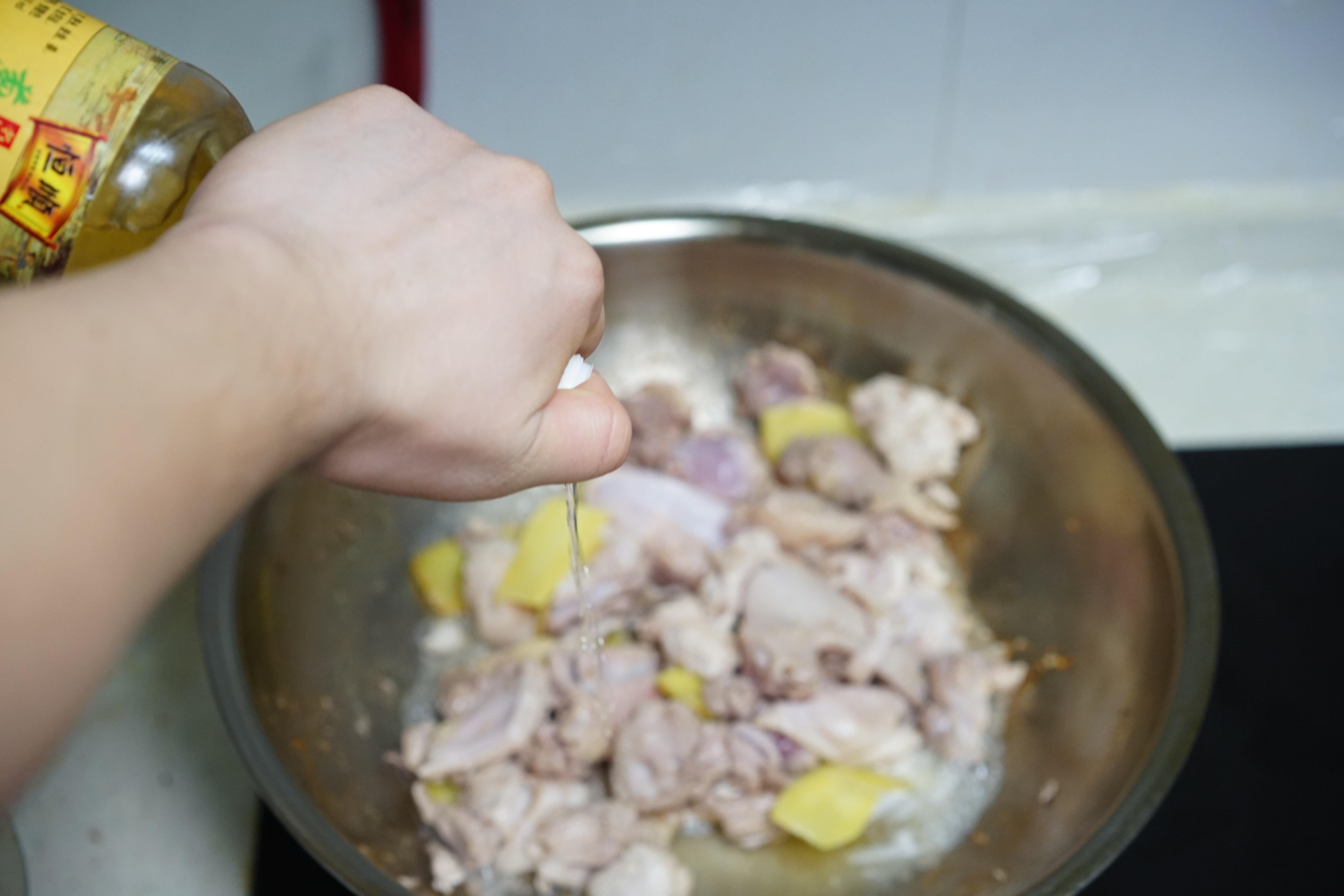 汤汁特浓的黄焖鸡米饭的做法 步骤3