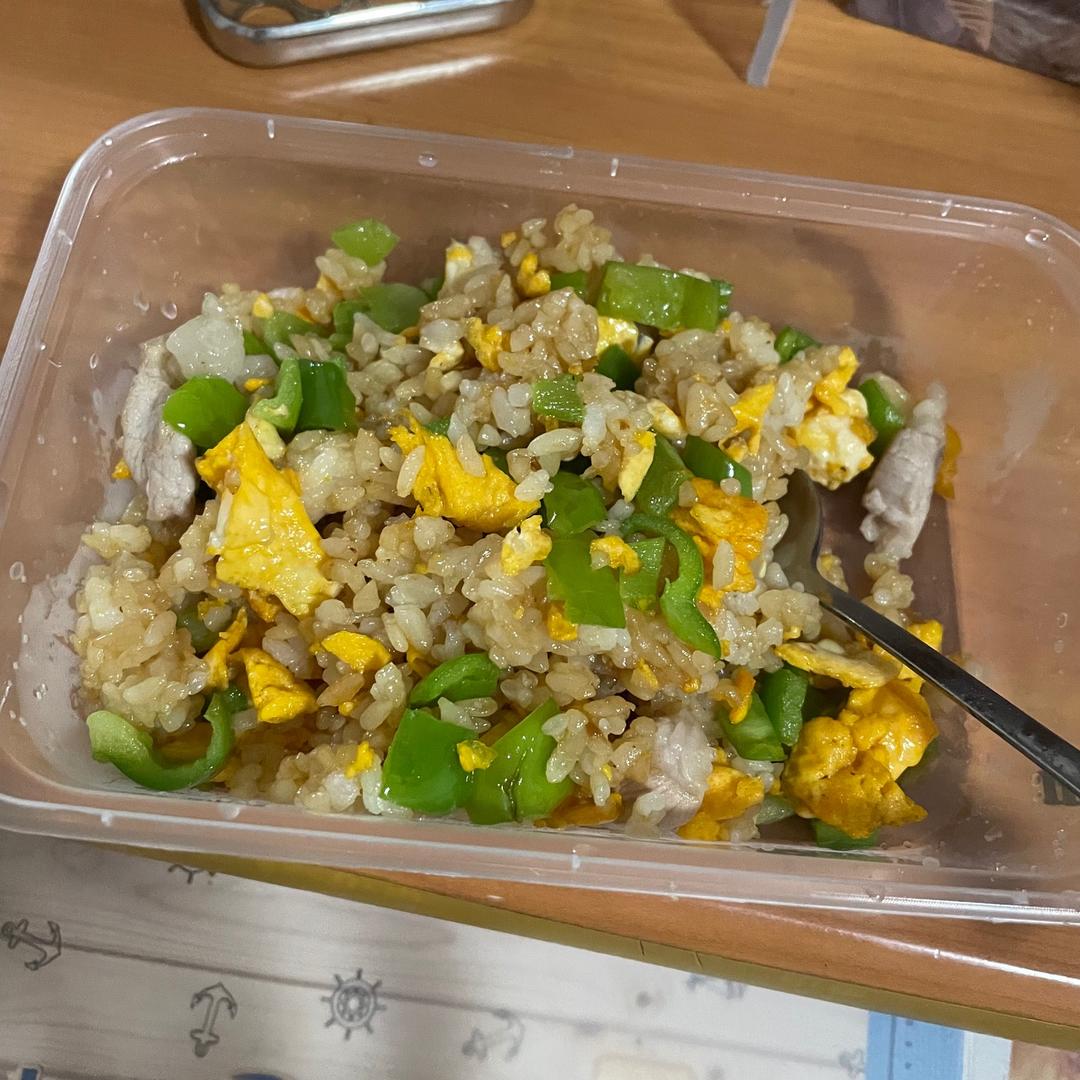 青椒肉丁蛋炒饭的做法