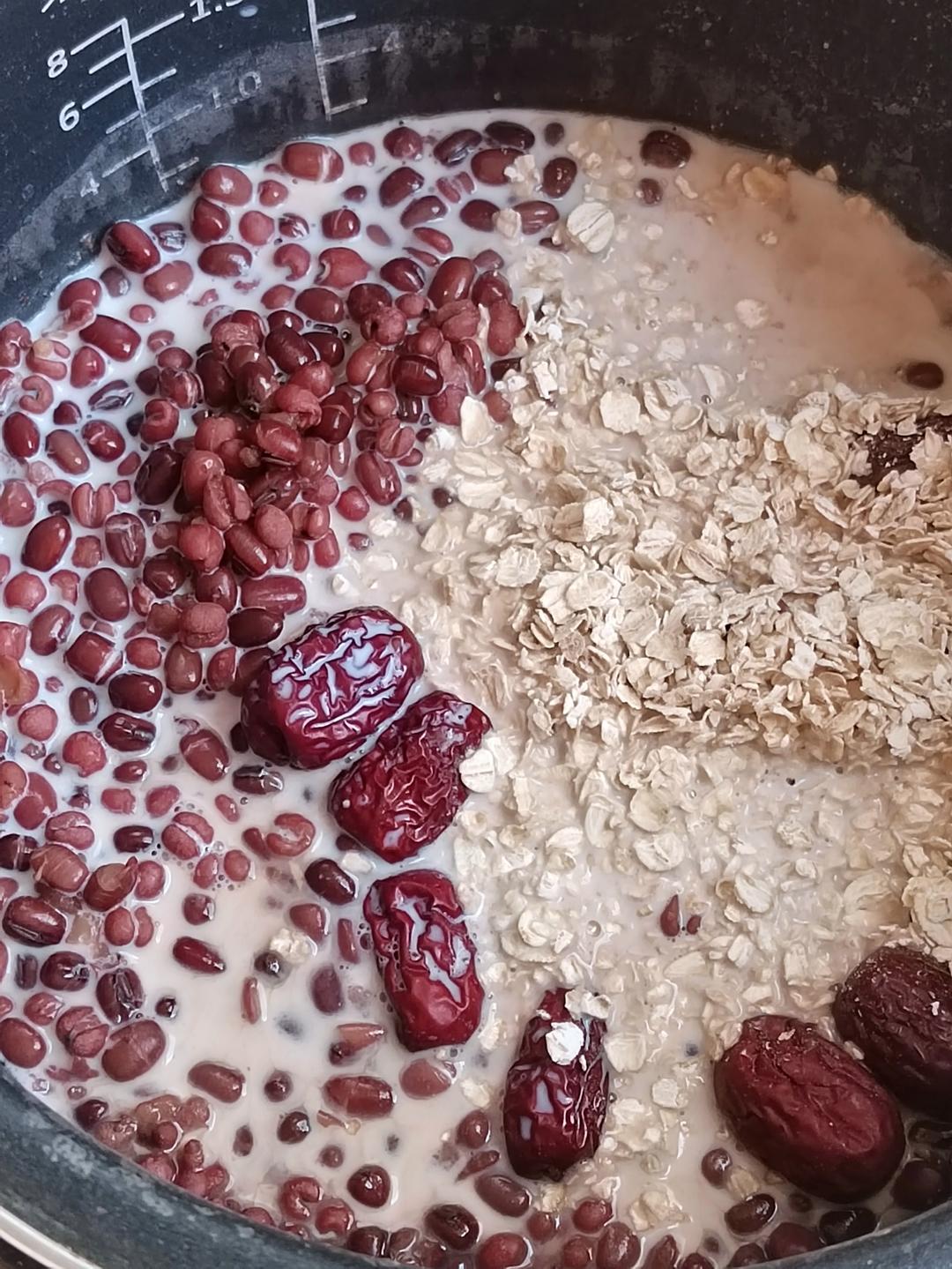 红枣红豆薏仁牛奶粥