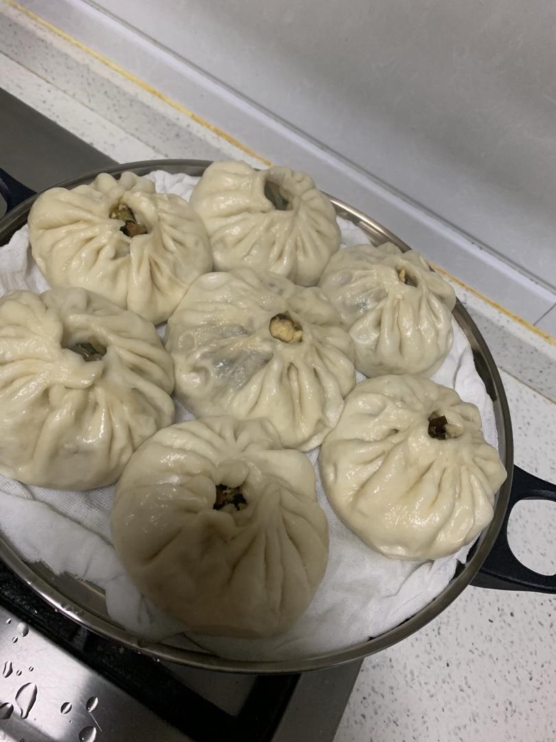 松软的素馅包子