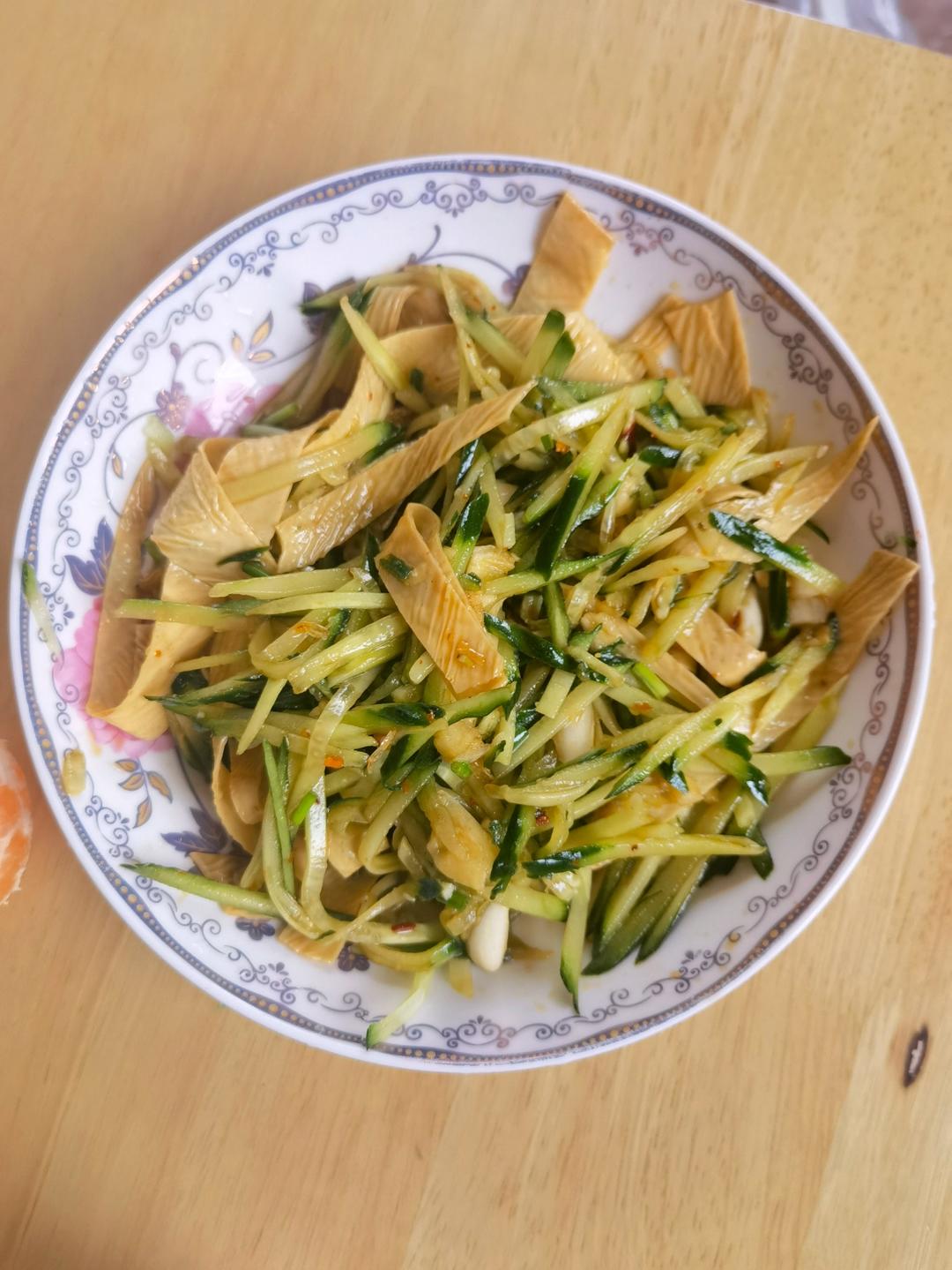 上桌就秒光的爽口凉菜～黄瓜拌腐竹