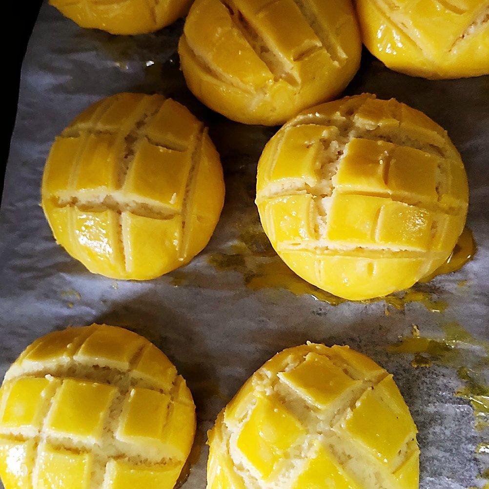 好吃到炸裂的港式菠萝包（附带制作酥皮的小视频）