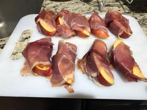 意外好吃的暗黑料理：意大利熏火腿（prosciutto)裹黄桃色拉的做法 步骤3