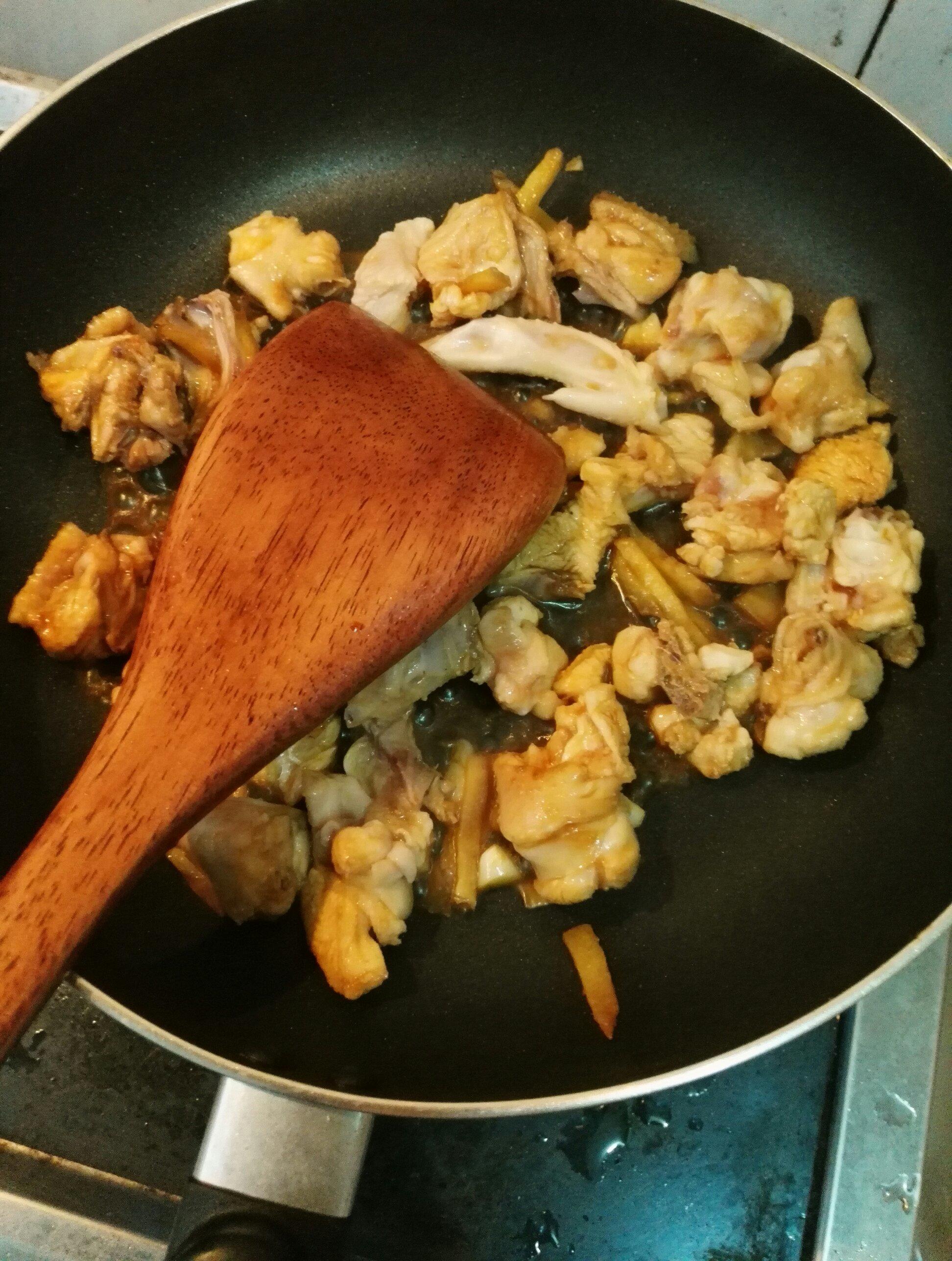 土豆焖鸡肉的做法 步骤3