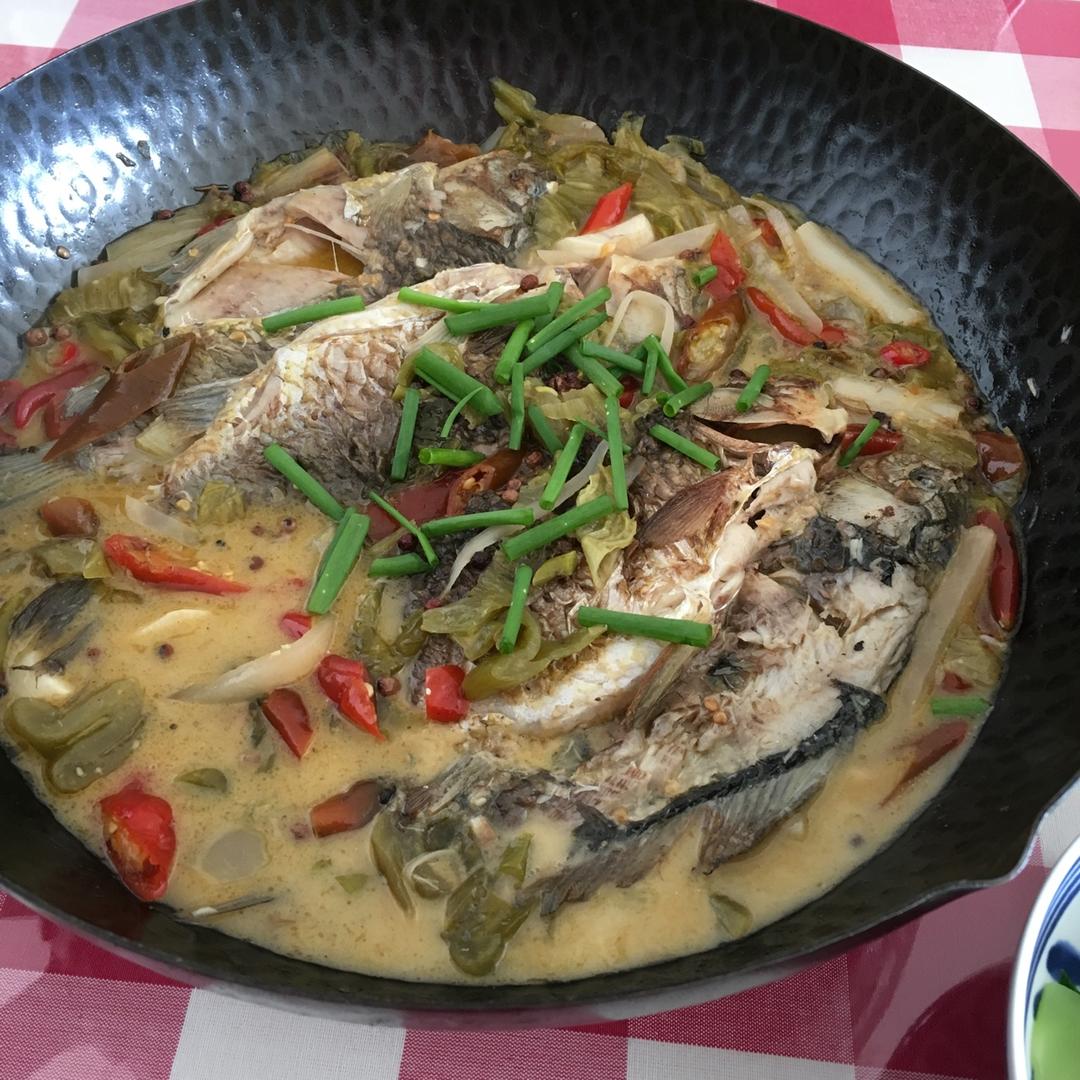 橙妈为橙姐下厨房做的酸菜鲫鱼